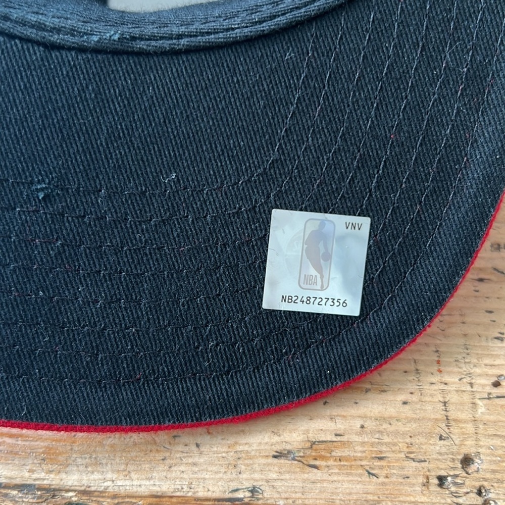 Raptors-Mitchell & Ness Black and Red Hat - Picture 4 of 8